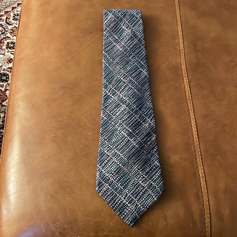 Nik Nik Tie